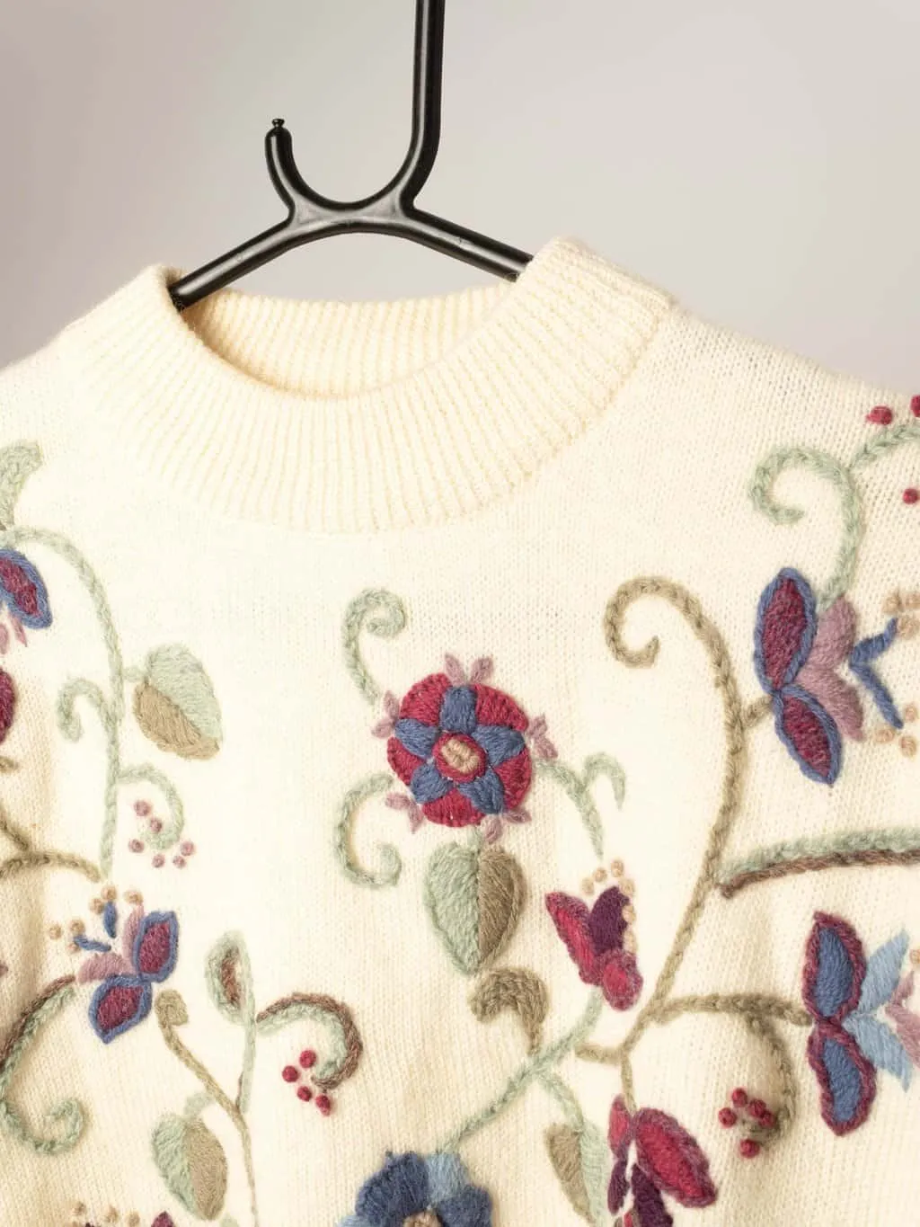 Womens vintage thick woollen jumper in cream with flower embroidery – Large